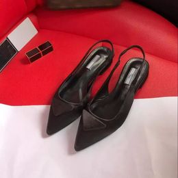 Sandali da donna di marca di design Décolleté Tacco basso Lusso in pelle spazzolata di alta qualità Slingback Pump Lady Wedding Party Dress Shoes Sandalo