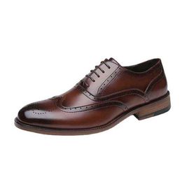 Dress Shoes New 2022 British Business Round Head Leather Shoes Men's Carved Block Formal Derby Office Wedding Single