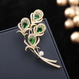 Pins Brooches Rhinestone Calla Lily Brooch Retro Emerald Temperament Pin High-end Western Accessories Elegant Flashing Diamond ClothingPins