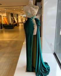 Unique Crystals Emerable Green Evening Dresses High Neck Beaded Prom Dresses Sleeveless Ruffles Celebrity Women Formal Party Pageant Gowns
