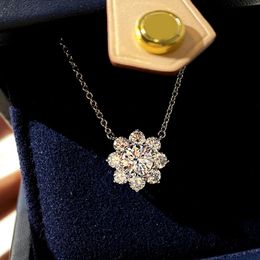 Pendant Necklaces Huitan Fresh Crystal Flower Necklace For Women Bling Cubic Zirconia Wedding Simple Stylish Girls JewelryPendant