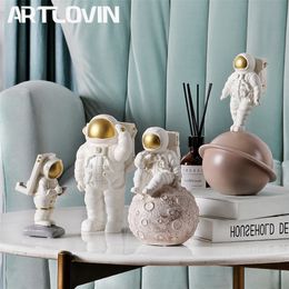 Europe Space Man Figure Astronaut Figurines Modern Creative Phone Holder Cosmonaut Statue Sculpture Home Decoration Accessories 220518