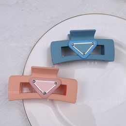 2022 Luxury Geometric P Letter Frosting Clamps Women Square Triangle Hair Clips Large Hairpin Crab Solid Colour Claw Clip for Girl Designer Accessories