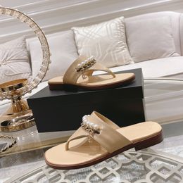 White Women Shoes Luxury Designer Pearl Flat Sandals Fashion Electroplated Rose Gold Chain Embellishment Hardware Sheepskin Lining Fabric Shoe Summer