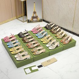 Verão novo de pé quadrado sandálias trançadas saltos grossos de sandálias de sandálias de sandálias de designer de moda clássica clássica de salto baixo tamanho 35-41