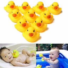 -Großhandel süße kleine gelbe Ente gelbe Baby Kinder Bad Spielzeug süßer Gummi -Quietschende Ente Ducky Fy3794 SXJUL7