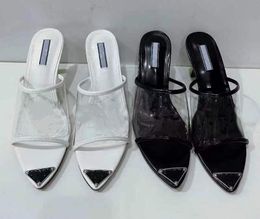 Novos designers de luxo chinelos femininos transparentes de PVC Sandálias femininas impressas com letras de verão Chinelos femininos Chinelos de praia planas Sapatos de namoro