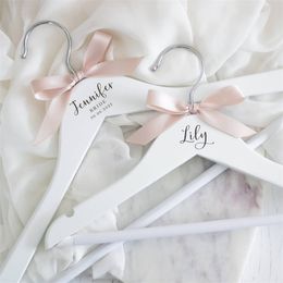 Custom White Solid Wood Bridesmaid Wooden Nonslip Engraved Bridal Wedding Dress Hangers With Bow Modern Simple 220707