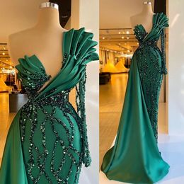 2023 Vestido de noche de sirena verde esmeralda Vestidos de fiesta de ola de hombro Ruffles Glitter Celebridades hechas de graduación BC14393