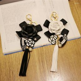 Keychains Luxury Black Camellia Genuine Leather Flower Keychain Letter Umbrella Pendant Car Key Chain Ring For BagKeychains Forb22