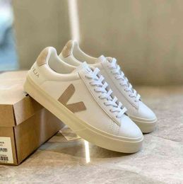 Sapatos brancos franceses criados com um pequeno número de atacadores versáteis para amantes clássicos casuais e confortáveis prancha esportiva