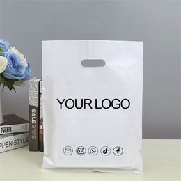 50pcs Custom White Merche Plastic Glossy Retail for Shopping Party Favours PartiesHandle Bags 220706