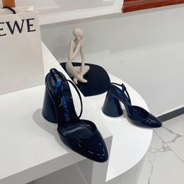 Die Attico Luz-Schuhe mit klobigem Absatz, dunkelblaues Lackleder, Blockabsatz-Pumps, hohe Absätze, Dornschließe, Knöchelwickelschuh mit geschlossener Zehenpartie für Damen, Luxus-Designer-Fabrikschuhe