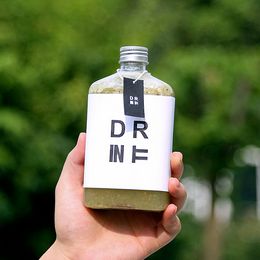 PET-Kunststoff-Kaltgetränk-Flaschenbecher, kreative Verpackung, transparente Einweg-Eistee-Saft-Milch-Kaffeetassen mit Deckel und Hülse C0412