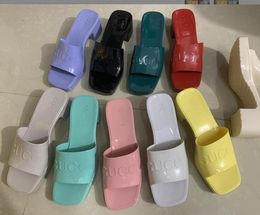 Дизайнерские женские тапочки Коренастые резиновые тапочки Желейные сандалии Сандалии на высоком каблуке Летние тапочки с толстой подошвой Пляжные горки Алфавит Розовый Зеленый Коробка конфет GG668