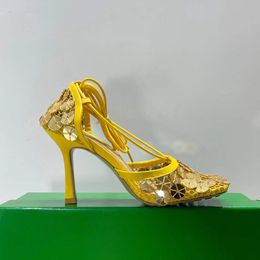 Последняя модная сандалии на высоких каблуках желтая пленка пленка ретикулярные квадратные носки катушки каблуки Женщины летние роскошные дизайнеры для туфли на каблуках фабрики