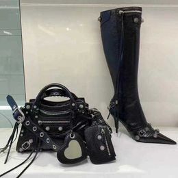 Cagole botları Kardashian kuzu derisi deri diz boynuzlu botlar saplama tokası süslenmiş yan fermuar ayakkabıları sivri ayak parmağı stiletto topuk uzun tasarımcıları ayakkabı 11 için