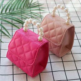 Kids Designer Handbags est Spring Baby Girls Mini Princess Purses Lovely Pearl Cheques Trapezium Tote Girls Cross-body Bags B11