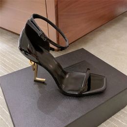 2022 Scarpe eleganti da donna di lusso Designer Tacco dorato Sandali in pelle verniciata Tacco a spillo Open Toe Tacchi alti Pompe da ufficio per matrimoni