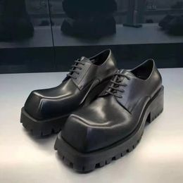 Sapatos sociais masculinos bico quadrado Sapatos masculinos grandes Derby com cadarço Sapatos de couro masculinos de negócios sola grossa