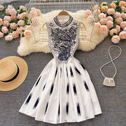 Nova moda passarela vestido de verão feminino sem mangas gola alta bordado floral elegante cintura alta zíper mini vestidos 2023