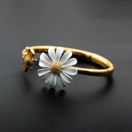 Bangle 2022 Spring White Enamel Daisy Flower Vintage Elegant Gold Metal Bee Bracelet For Women Jewelry Party GiftsBangle