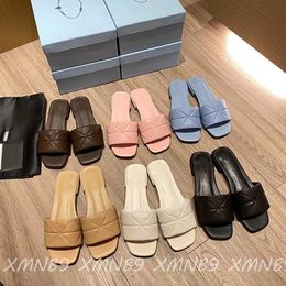 Chinelos de grife moda feminina luxos 2023 novos slides praia chinelo sapatos casuais confortáveis sandálias de pele de carneiro sola de couro