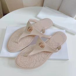 2022 Frauen Hausschuhe Designer Flache Sandalen Marke Jelly Slides Klassische Strand Flip Flops Mode Metall Dekoration Druck Sohle Schuh Wasserdicht