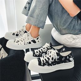 Spring Summer New Fashion Men Canvas Shoes Low Upper Lace-up Casual Leisure Sneakers Flats Men Shoes Students Vulcanize Shoes