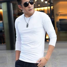 Camiseta de hombres sólidos camisa de fondo de manga larga delgada o cuello suave suelto otoño blanco negro de gran tamaño casual 220810