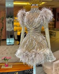 VARM! Luxury Beading Feather Short Cocktail Dresses High Neck See Thru Crystals Homecoming Dress med långa flare ärmar