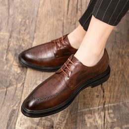 Fashion Mens Dress Shoes Men Luxury brogue oxfords Ventilation Pointed Toe Slip On Casual Leather Wedding party Shoes men 210312