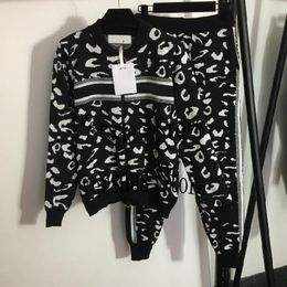 Women's Two Piece Pants Luxury Design Sports Suit Leopard Letter Jacquard Long Sleeve Zipper Cardigan Jacket Elastic High Waist Leggings Cas