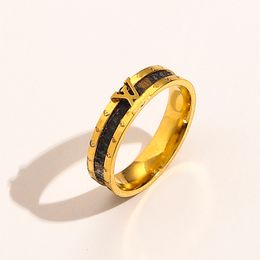 Anelli di design di gioielli di lusso Donne Donne 18k Gold Acciaio inossidabile Acciaio Amore per matrimoni Forta Funga Accessori per anelli con intagliatura fine intaglio ZG1208