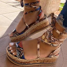 Сандалии летние женские туфли на платформе со змеиным принтом и перекрестным ремешком на щиколотке с кружевом и открытым носком, пляжная обувь для вечеринок, модная обувь
