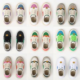 Dziecięce buty designerskie chłopięce trampki dziewczęce Unisex modne buty sportowe nadrukowane litery z paskami 9 stylów dziecięce oddychające buty sznurowane