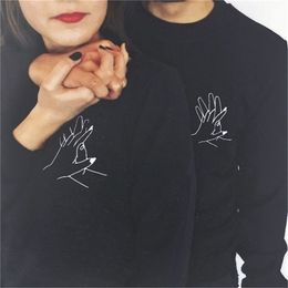 High Quality Sweashirt Men Women Couple Hoodies Spring Autumn Black Graphic Lover s Interlocking Fingers Hand Print Pullovers 220719