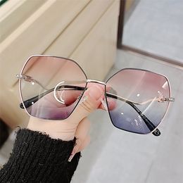 new fashion metal baking paint large frame Polarised Sunglasses Women's Personalised curved foot diamond design street shot Sunglasses