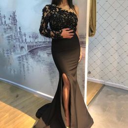 2022 Sexy Black Lace Evening Dresses Wear Mermaid One Shoulder Illusion Lace Appliques Crystal Beads Side Split Long Sleeve Prom Dress Formal Party Gowns
