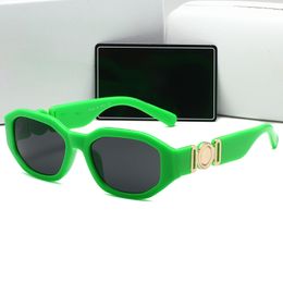 Sommergrüne Sonnenbrille für Damen, schwarze Herrensonnenbrille, modische Luxus-Sonnenbrille, Retro-Design mit kleinem Rahmen, UV-10-Farbe, optionale Strand-Damen-Sonnenbrille in Orange