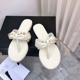 2022 Kuzu Dinek Mor Sandalet Kadın Düz Düşük Topuk Flip-Flops Metal Zincir Eşleşen Tatil Terlikleri Moda Yay Siyah Beyaz Katır