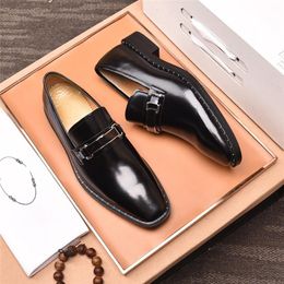 Designer-MD Partyschuhe für Männer Coiffeur Hochzeitsschuhe Männer Elegante italienische Marke Lackleder Kleidschuhe Männer Formale Sepatu Slip On Pria 1