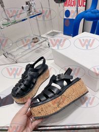 Sandali a cunele in gomma designer designer sandali da donna pantofole scivolano infrasoli a fondo ricamo a fondo per ricamo a fondo per ricamo scarpe in pelle stampata scarpe tallone alta dimensione35-40
