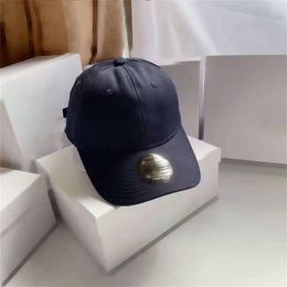 -Nueva gorra de pelota diseñadora de perlas gorra de béisbol de perla hebilla de hebilla de hebilla moda 2022 gorro de sol de primavera al aire libre fresca de alta calidad