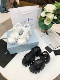 2022 Damen Designer-Sandalen, Schaumstoff-Sandale, modische Plateau-Slides, Dreieck-Metall-Hausschuhe, Retro-Strand-Loafer, runde Zehen-Sandale mit Box