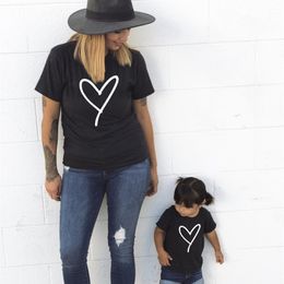 1pcs Mommy and Me Heart Print Matching T Shirt Mom and Son Daughter Family Clothes ies Mama and Kids Family Look Outfits 220531