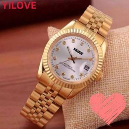 Famous Montre De Luxe Watch Day Date Men Womens 40mm Clock Quartz Imported Movement Full Stainless Steel Sapphire Glass Waterproof Diamonds Wristwatches