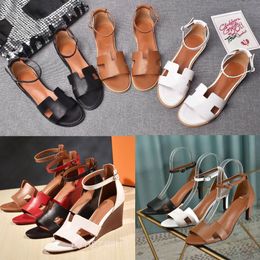 Designer Santorini Sandals Calfskin couro de salto alto sandália de verão clássico legenda sandália casual sapatos de cunha feminino Slipers slides de praia 35-40 com caixa