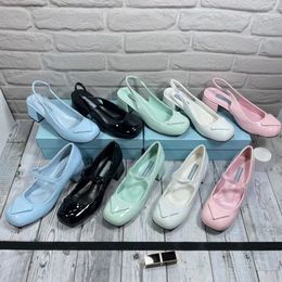 2022 Sandali firmati Scarpe Mary Jane Sandali con tacco grosso Sandali eleganti da donna Moda Mocassini vintage Scivoli in pelle di moda