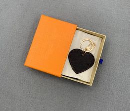 Designer V Pattern Heart Keychains Buckle Lovers Car Keychain Handmade Leather Key Rings Men Women Bag Pendant Accessories